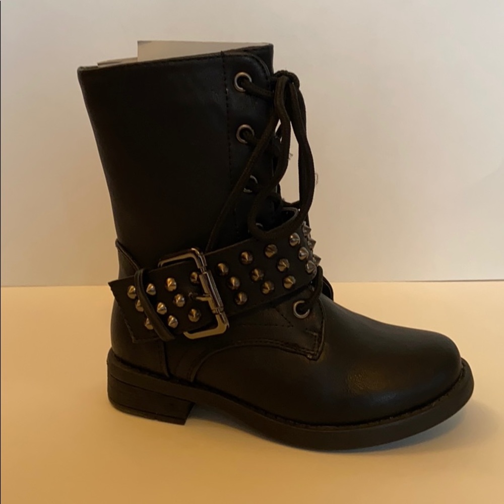 Girl’s black boots with buckle